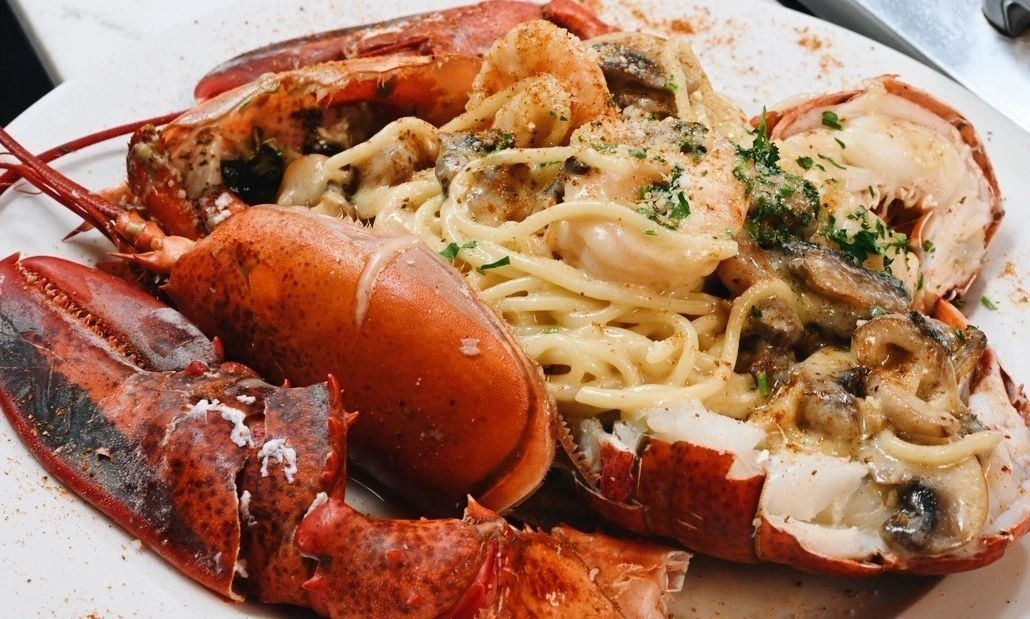 Roux lobster with shrimp and cream sauce